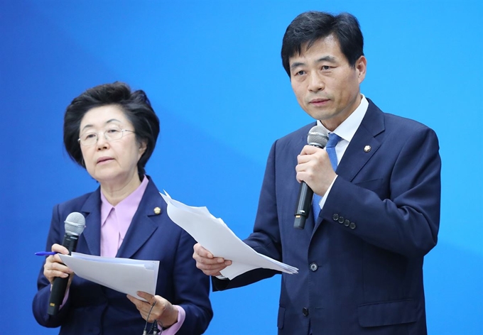 국회 정보위원회 간사인 김민기(오른쪽) 더불어민주당 의원, 이은재 자유한국당 의원이 5일 서울 서대문구 경찰청에서 안보지원사·경찰청 국감을 마친 후 취재진의 계엄령 문건과 관련한 질문에 답변하고 있다. 뉴시스