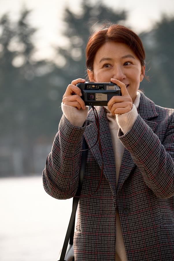 김희애가 새 영화로 돌아왔다. ‘윤희에게’ 스틸