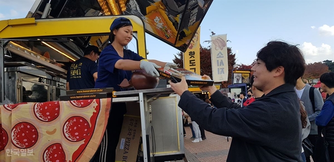 서울과 울산의 K리그1 36라운드 경기가 열린 3일 서울월드컵경기장에서 A기자가 피자를 구매하고 있다.