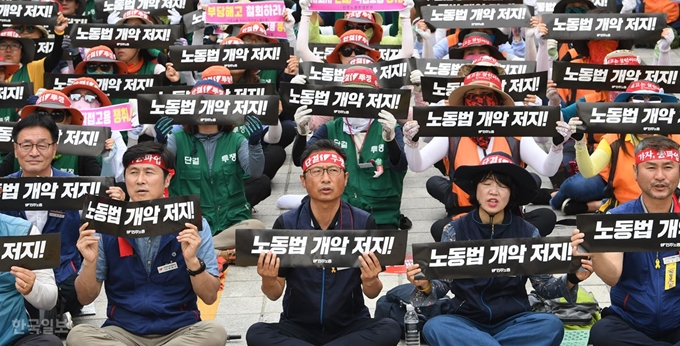 지난 7월 15일 오후 서울 여의도 국회 앞에서 열린 '노동개악 저지ㆍ노동기본권 쟁취ㆍ비정규직 철폐ㆍ재벌개혁ㆍ노동탄압 분쇄ㆍ최저임금 1만원 폐기규탄 민주노총 결의대회'에서 참가자들이 구호를 외치고 있다. 배우한 기자