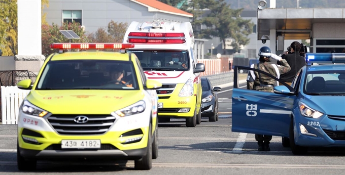 6일 오전 대구 공군기지에서 헌병이 독도 인근 해상 추락 헬기 탑승원의 시신을 옮기는 소방당국 차량 행렬을 향해 경례하고 있다. 전날 수습된 이 시신은 이날 사고해역을 출발, 대구 동산병원에 안치된다. 연합뉴스