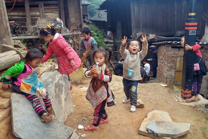 파사묘채 마을 골목에서 만난 아이들.