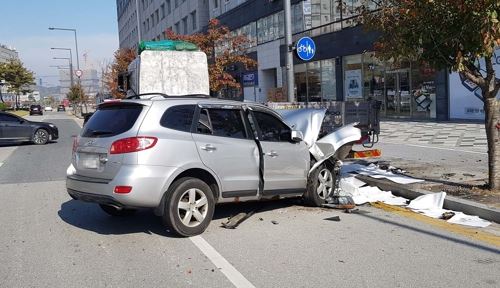 6일 세종시 한 교차로 인근에서 교통사고로 파손된 채 서 있는 SUV 차량 모습. 세종소방본부 제공.