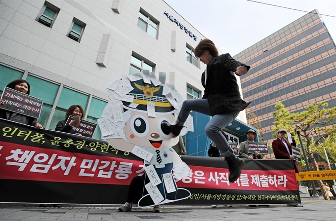 녹색당, 한국사이버성폭력대응센터 등 관계자들이 6일 오전 서울 종로구 서울지방경찰청 앞에서 긴급 기자회견을 열고 고(故) 장자연 사건, 버닝썬 사건에 대해 경찰의 부실 편파 수사를 주장하며 민갑룡 경찰청장의 사직서 제출을 촉구하는 포돌이 등신대 발로 차기 퍼포먼스를 하고 있다. 연합뉴스