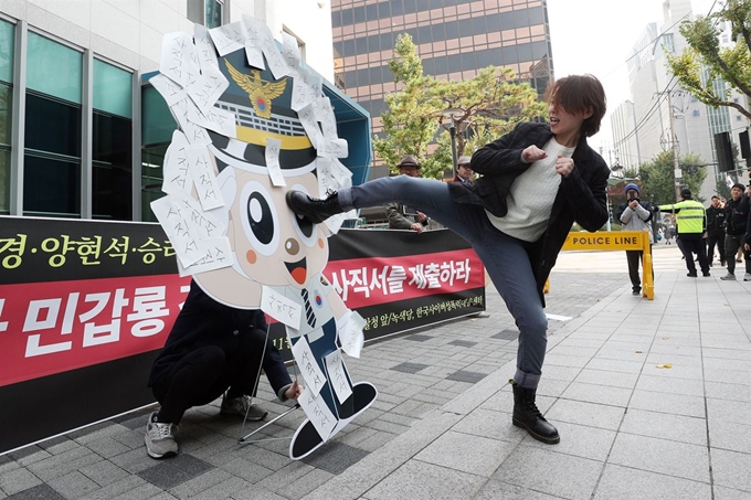 6일 오전 서울 종로구 서울지방경찰청 앞에서 녹색당·한국사이버성폭력대응센터 등 여성단체 회원들이 '포돌이' 캐릭터를 발로 차는 퍼포먼스를 하고 있다. 이들은 기자회견을 통해 故 장자연과 버닝썬 사건에 대해 경찰의 부실·편파 수사를 주장하며 민갑룡 경찰청장의 사직서 제출을 요구했다. 뉴스1