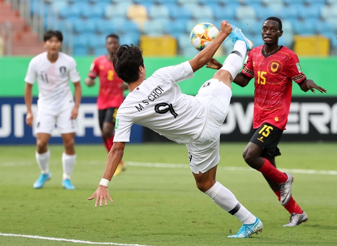 최민서가 6일 브라질 에스타지우 올림피쿠 고이아니아 경기장에서 열린 'FIFA U-17 월드컵' 대한민국 대 앙골라 16강전에서 환상적인 시저스 킥으로 결승골을 넣고 있다. 고이아니아(브라질)=연합뉴스