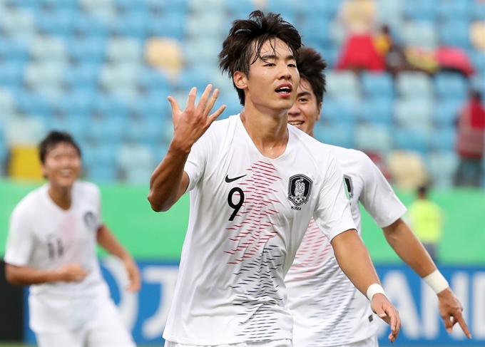 Figure 2최민서가 6일 브라질 에스타지우 올림피쿠 고이아니아 경기장에서 열린 'FIFA U-17 월드컵' 대한민국 대 앙골라 16강전에서 결승골을 넣은 후 기뻐하고 있다. 고이아니아(브라질)=연합뉴스