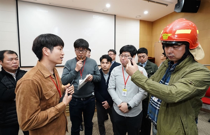 6일 세종시 소방청에서 열린 삼성전자의 재난현장 장비 설명회에 참석한 소방관들이 직접 장비를 체험해 보고 있다. 삼성전자 제공