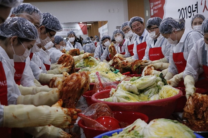 배기철(오른쪽 4번째) 대구동구청장, 제일기독종합사회복지관, 초록우산 어린이재단, 대구신세계백화점 임직원 50여명이 6일 동구 신천동 제일기독종합사회복지관에서 김장을 하고 있다. 대구신세계 제공