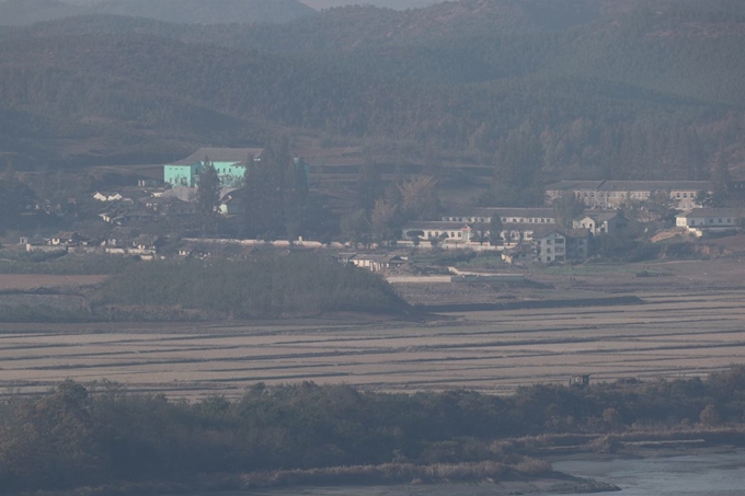 5일 경기도 파주시 오두산 통일전망대에서 북한 황해북도 개풍군 일대가 흐릿하게 보이고 있다. 아프리카돼지열병(ASF) 확산으로 지난달 초 중단된 파주 접경지 안보 관광이 이날 일부 재개됐다. 파주=연합뉴스