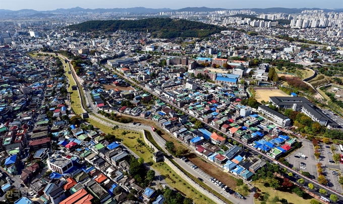 [수3] [저작권 한국일보] 지난 3일 수원 열기구에서 바라본 수원 화성 성곽길. 성곽길을 중심으로 과거와 현대가 공존해 있다. 서재훈 기자