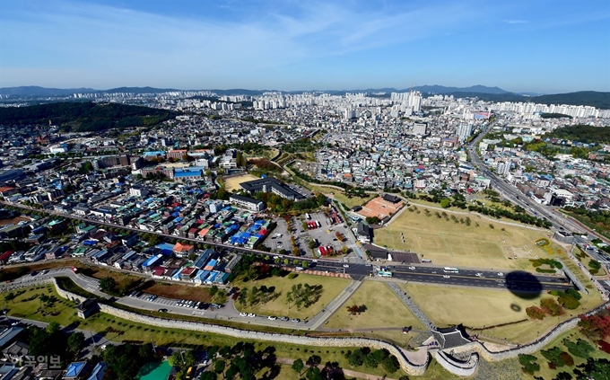 [저작권 한국일보] 지난 3일 수원 열기구에서 내려다 본 화성 연무대 주변 성곽길. 서재훈 기자