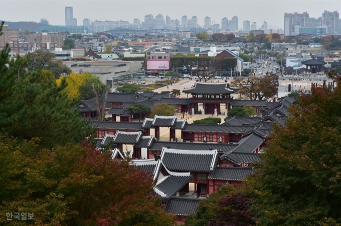 [저작권 한국일보] 서장대에서 바라본 화성행궁과 주택가 모습. 서재훈 기자