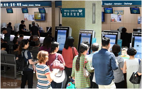 서울 한 대학병원에서 환자들이 진료를 받기 위해 대기하고 있다. 한국일보 자료사진