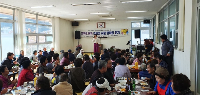 안동시 강남동 주민자치위원회가 실시한 ‘행복한 동행’ 효잔치 행사에 참가한 어르신들이 준비한 음식을 먹으며 담소를 나누고 있다. 안동시 제공.