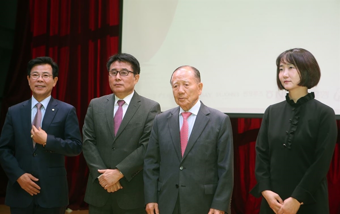 강릉국제영화제조직위원회가 16일 강릉 명주예술마당에서 기자회견을 열고 있다. 왼쪽부터 김한근 강릉시장, 김홍준 예술감독, 김동호 조직위원장, 조명진 프로그래머. 연합뉴스