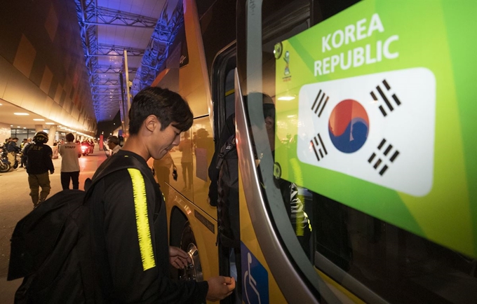 U-17 축구 대표팀 최민서가 6일 오후(현지시간) 'FIFA U-17 월드컵' 8강 경기가 열리는 브라질 비토리아에 도착, 에우리코 지 아기아 살리스 공항에 준비된 차량에 탑승하고 있다. 비토리아=연합뉴스