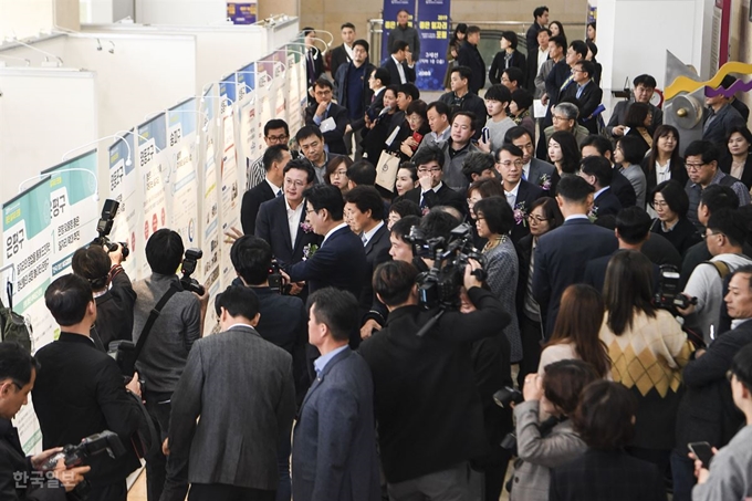 7일 오후 서울 양천구 대한민국예술인센터에서 대통령직속 일자리위원회, 양천구, 전국시장군수구청장협의회 주최로 열린 '2019 좋은 일자리 포럼'에서 참가자들이 부스를 둘러보고 있다. 이한호 기자