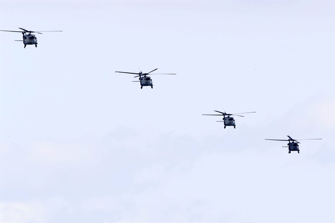 해병대 훈련에 참가한 육군 CH-60헬기 편대가 4일 오전 경북 포항시 남구 도구 해안 상공으로 날아가고 있다. 포항=뉴스1