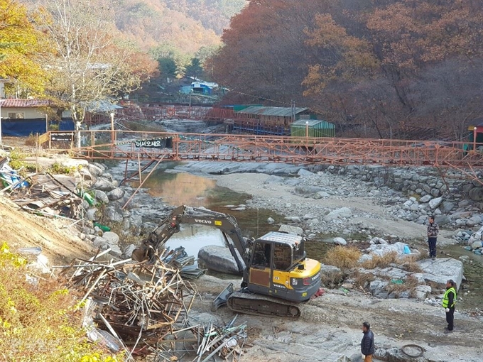 [저작권 한국일보]7일 오전 찾은 경기 포천시 이동면 백운계곡의 불법 시설물 철거 현장모습. 이곳은 포천시와 상인조합이 가까스로 합의를 이뤄 지난달 1일부터 계곡자리 불법시설물 철거가 진행 중이다.