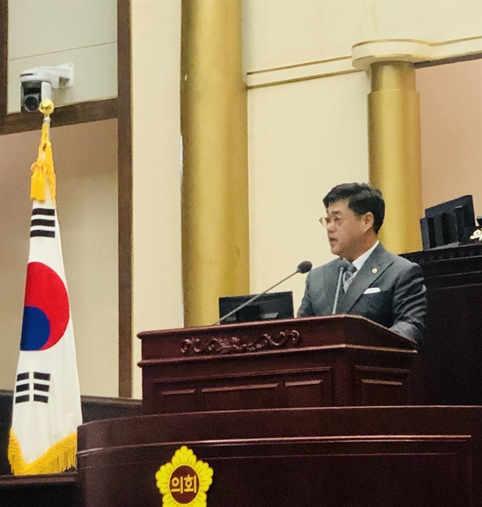 김우석 경기도의회 의원이 6일 도의회 본회의장에서 이재명 지사를 상대로 도정 질의를 하고 있다. 경기도의회 제공