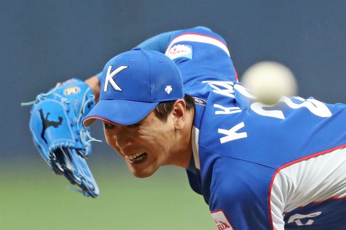 대표팀 에이스 김광현이 7일 서울 고척스카이돔에서 열린 2019 WBSC 프리미어12 캐나다전에서 역투하고 있다. 연합뉴스