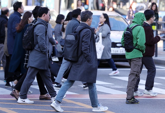 시민들이 겨울이 시작된다는 절기상 입동인 8일 오전 서울 종로구 광화문 사거리에서 출근길 발걸음을 재촉하고 있다. 뉴시스