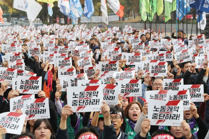 민주노총이 지난달 31일 오후 서울 여의도 국회 앞에서 '노동개악 분쇄! 탄력근로제 기간확대 저지! 결의대회'를 열었다. 연합뉴스