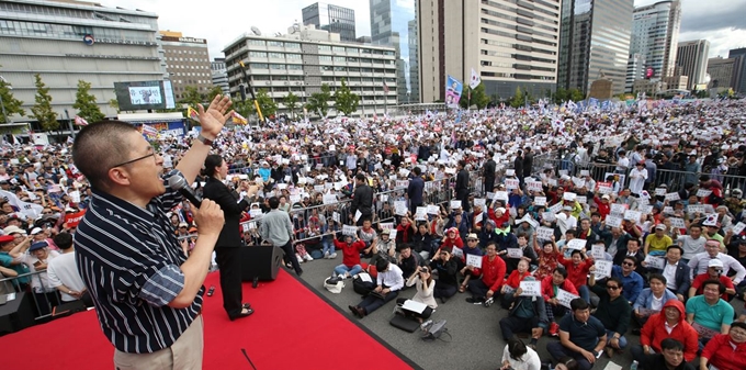 황교안 자유한국당 대표가 지난 3일 서울 광화문 세종문화회관 앞에서 열린 '문재인 정권의 헌정유린 중단과 위선자 조국 파면 촉구 광화문 규탄대회'에서 발언하고 있다. 연합뉴스