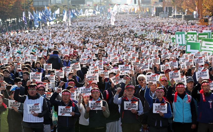 9일 오후 서울 영등포구 여의도 마포대교 남단 여의대로에서 열린 전태일 열사 정신 계승 전국노동자대회에서 민주노총 조합원들이 구호를 외치고 있다. 연합뉴스