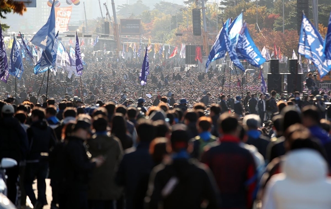 9일 오후 서울 영등포구 여의도 마포대교 남단 여의대로에서 열린 전태일 열사 정신 계승 전국노동자대회에서 민주노총 조합원들이 자리에 앉고 있다. 연합뉴스