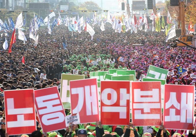 9일 오후 서울 여의도 여의대로에서 열린 전태일 열사 정신 계승 전국노동자대회에서 민주노총 조합원들이 노동개악을 중단하라는 구호를 외치고 있다. 뉴스1