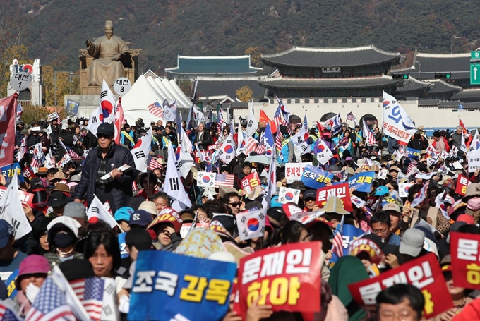 9일 오후 서울 광화문 교보빌딩 앞에서 문재인하야범국민투쟁본부 주최로 열린 대한민국 바로세우기 국민대회에서 참가자들이 구호를 외치며 태극기와 손팻말을 흔들고 있다. 연합뉴스