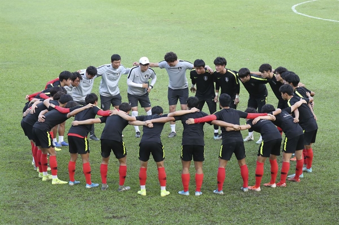 멕시코와의 8강 경기를 하루 앞둔 10일 한국 U-17 대표팀이 브라질 비토리아 AERT 훈련장에서 열린 'FIFA U-17 월드컵' 대한민국 공식훈련을 하고 있다. 비토리아(브라질)=연합뉴스