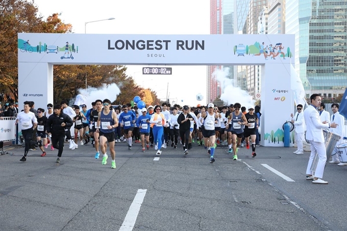 현대자동차는 지난 9일 서울 여의도공원에서 친환경 사회공헌 러닝 이벤트 ‘2019 아이오닉 롱기스트 런’ 캠페인 일환으로 개최한 ‘롱기스트 런 인 서울'을 개최했다. 현대자동차 제공