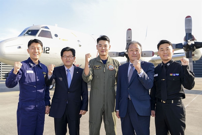 지난 7일 천민기 소령 가족이 해군 6항공전단을 방문해 P-3 해상초계기 앞에서 기념촬영을 하고 있다. 왼쪽부터 천민기 소령, 부친 천군도, 천민욱 중사, 백부 천외도, 천승욱 소령. 해군 제공