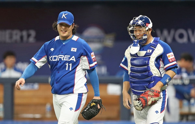 7일 서울 고척스카이돔에서 열린 2019 WBSC 프리미어12 예선라운드 C조 한국과 캐나다의 경기에서 승리한 한국 투수 조상우와 포수 양의지가 미소를 짓고 있다. 연합뉴스