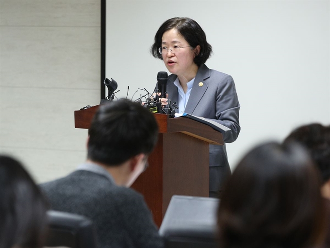 조성욱 공정거래위원장이 지난 8일 오후 서울 중구 공정거래조정원에서 브리핑을 열고 SK브로드밴드와 티브로드 기업결합 승인을 발표하고 있다.공정위는 기업결합을 승인하되 소비자의 선택권을 보호하기 위해 케이블TV 수신료의 물가상승률 초과 인상 금지 등 시정조치를 부과하기로 했다. 뉴스1