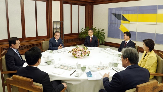 문재인 대통령이 10일 오후 청와대 관저에서 여야 5당 대표와 만찬을 하고 있다. 이날 만찬은 문 대통령이 모친상에 조문을 온 여야 대표들에게 감사의 마음을 전하기 위해 마련됐다. 왼쪽부터 시계 방향으로 더불어민주당 이해찬 대표, 문 대통령, 자유한국당 황교안 대표, 민주평화당 정동영 대표, 정의당 심상정 대표. 노영민 청와대 비서실장. 청와대 제공