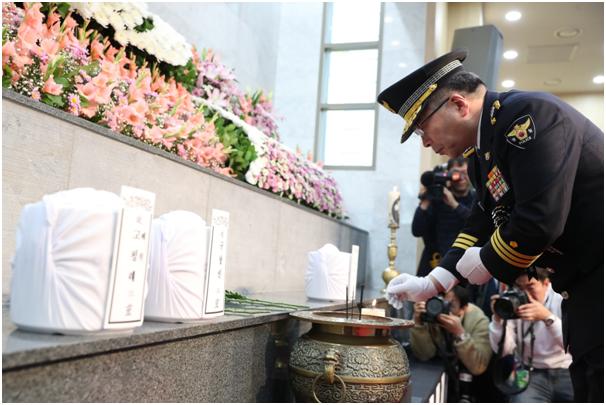 12일 서울 동작동 국립서울현충원을 찾은 민갑룡 경찰청장이 고 양만승 경위와 고 구창신 경사 영전에 분향하고 있다. 경찰청 제공