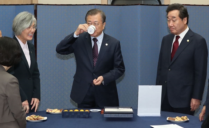 문재인 대통령이 12일 부산에서 열린 현장국무회의에 앞서 국무위원들과 차담하며 아세안 10개국 커피를 국내 전문 바리스타가 블렌딩한 커피를 마시고 있다. 왼쪽부터 강경화 외교부 장관, 문재인 대통령, 이낙연 국무총리. 연합뉴스