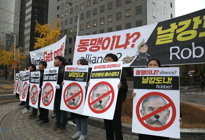 서울진보연대 회원들이 11일 서울 중구 주한미국대사관저 인근 덕수초등학교 로터리에서 '미국의 방위비 분담금 인상 요구 규탄, 해리스 미국 대사 출근 저지' 항의 시위를 벌이고 있다. 연합뉴스