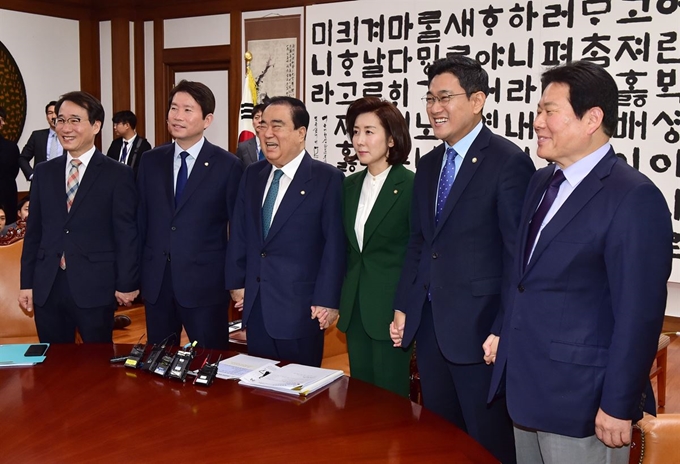 문희상 국회의장과 여야 3당 교섭단체 원내대표가 12일 국회 의장실에서 내년도 정부 예산안과 사법개혁법안, 선거법 개정안 등 패스트트랙 법안 처리 등 정국 현안에 대해 논의하기 위해 회동을 갖고 있다. 오대근 기자