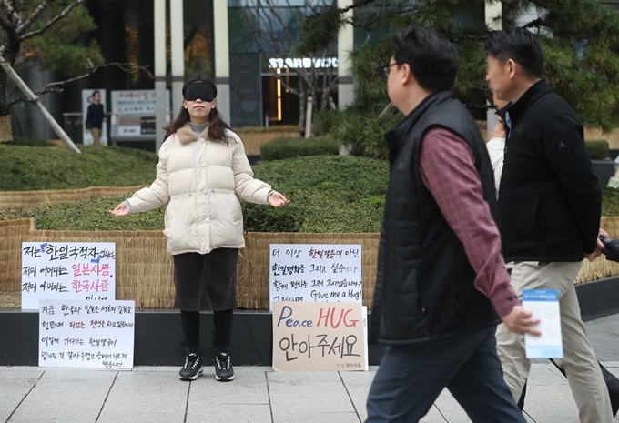 13일 종로구 주한일본대사관 앞에서 자신을 아버지가 일본인, 어머니가 한국인인 '한일국적자'라고 밝힌 한 시민이 한일 갈등이 아닌 평화를 원한다며 지나가는 시민들을 향해 팔을 벌려 포옹을 기다리고 있다. 연합뉴스