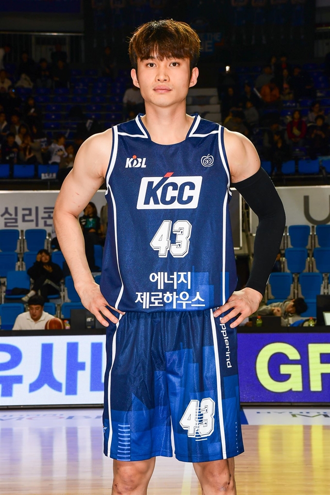 KCC의 유니폼을 입은 이대성이 포즈를 취하고 있다. KBL 제공