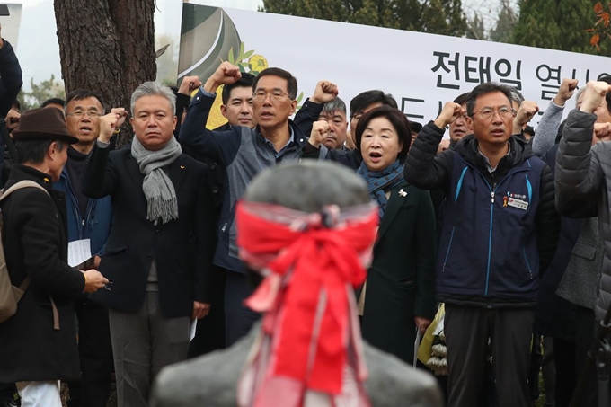 13일 경기도 남양주시 모란공원에서 열린 제49주기 전태일 열사 추도식에서 정의당 심상정 대표(오른쪽 두번째)와 김명환 전국민주노동조합총연맹 위원장(오른쪽) 등 추모객들이 임을 위한 행진곡을 부르고 있다. 남양주=연합뉴스