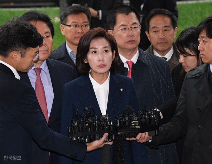 자유한국당 나경원 원내대표가 '패스트트랙(신속처리안건) 충돌 사건'과 관련, 검찰 조사를 받기 위해 13일 오후 서울 양천구 서울남부지검에 출석하면서 취재진을 향해 발언하고 있다. 오대근기자