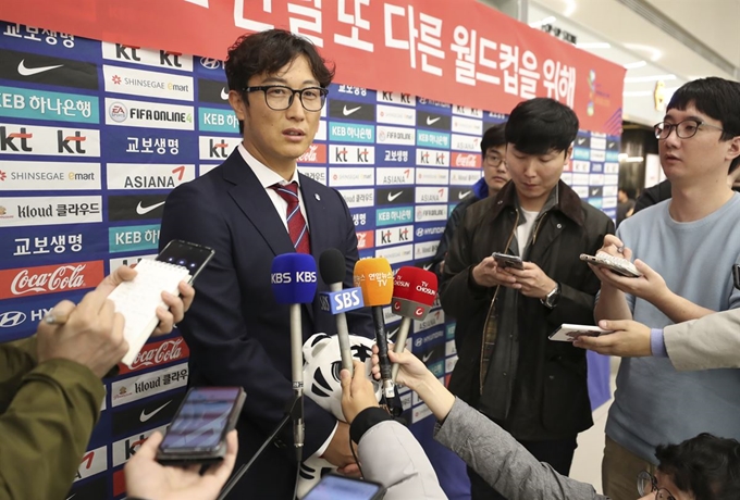 FIFA U-17 브라질 월드컵에서 8강 진출을 이룬 김정수 감독이 13일 오후 인천국제공항 2터미널에 도착해 취재진과 인터뷰를 하고 있다. 영종도=연합뉴스