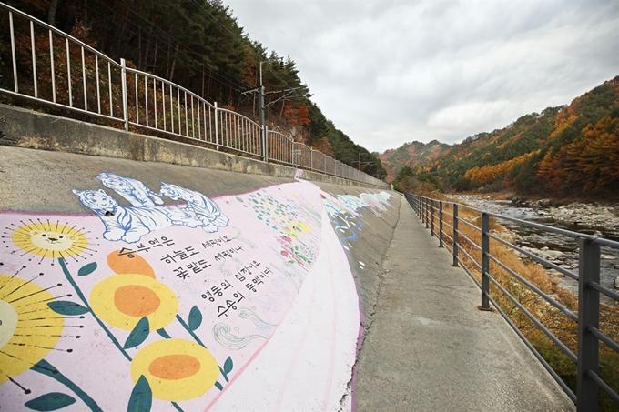 낙동강비경길에서 만난 벽화. 승부역 기념비에 쓰인 내용이다.