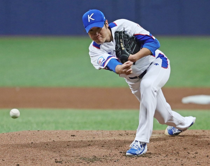 박종훈(SK)이 지난 8일 서울 고척스카이돔에서 열린 2019 WBSC 프리미어12 예선라운드 C조 쿠바와 경기에 선발 등판해 역투하고 있다. 연합뉴스